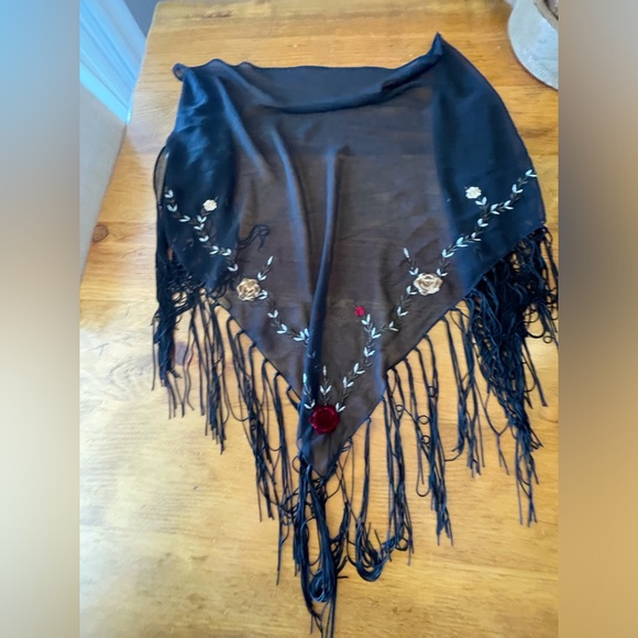 Shawl worn once - Picture 2 of 8